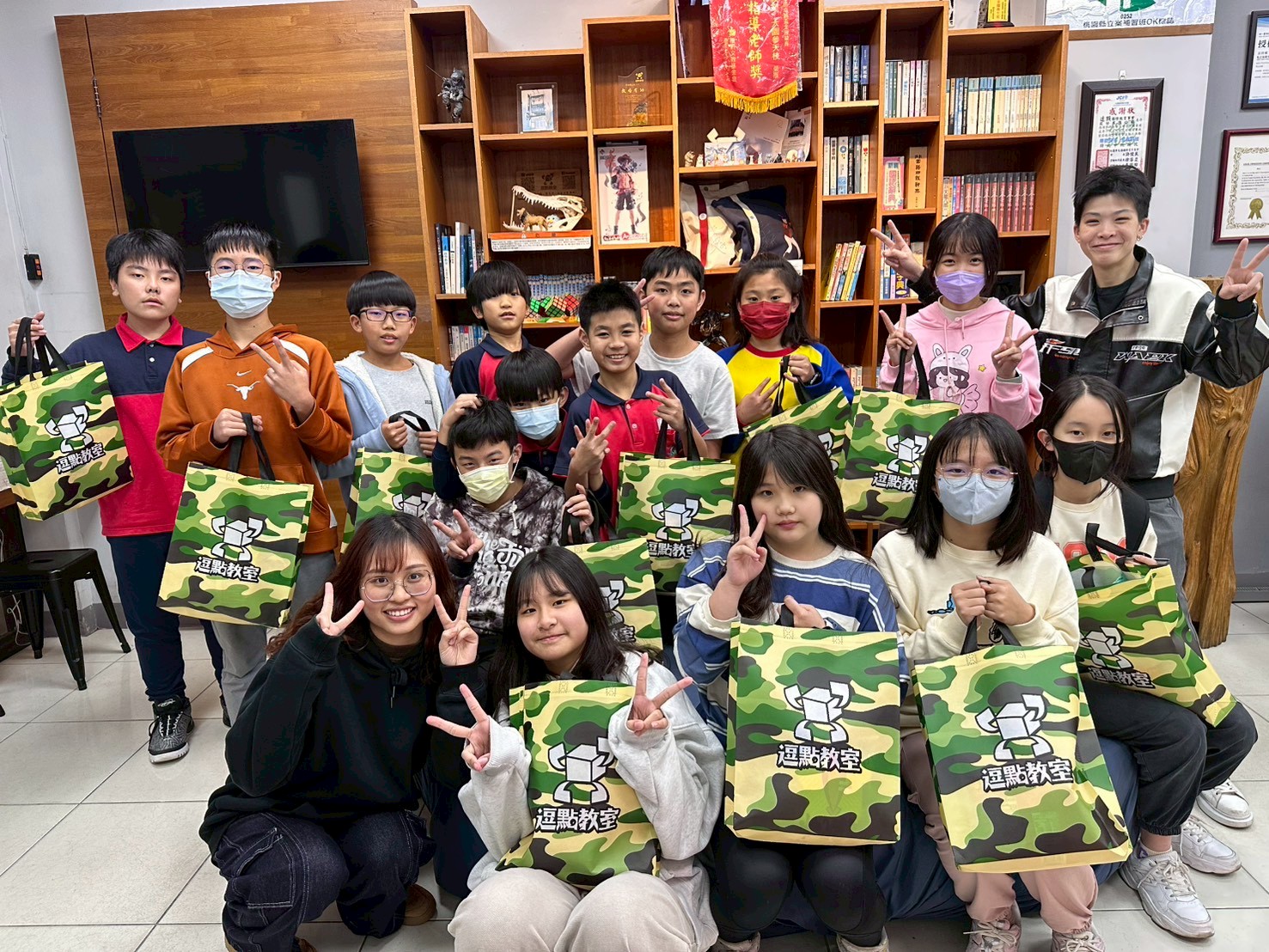 %E7%A7%81%E4%B8%AD%E7%95%A2%E6%97%85%EF%BC%8D%E5%87%BA%E9%81%8A%E5%B0%8F%E7%A6%AE%E7%89%A9