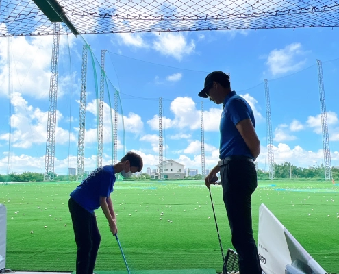 孩子體驗高爾夫