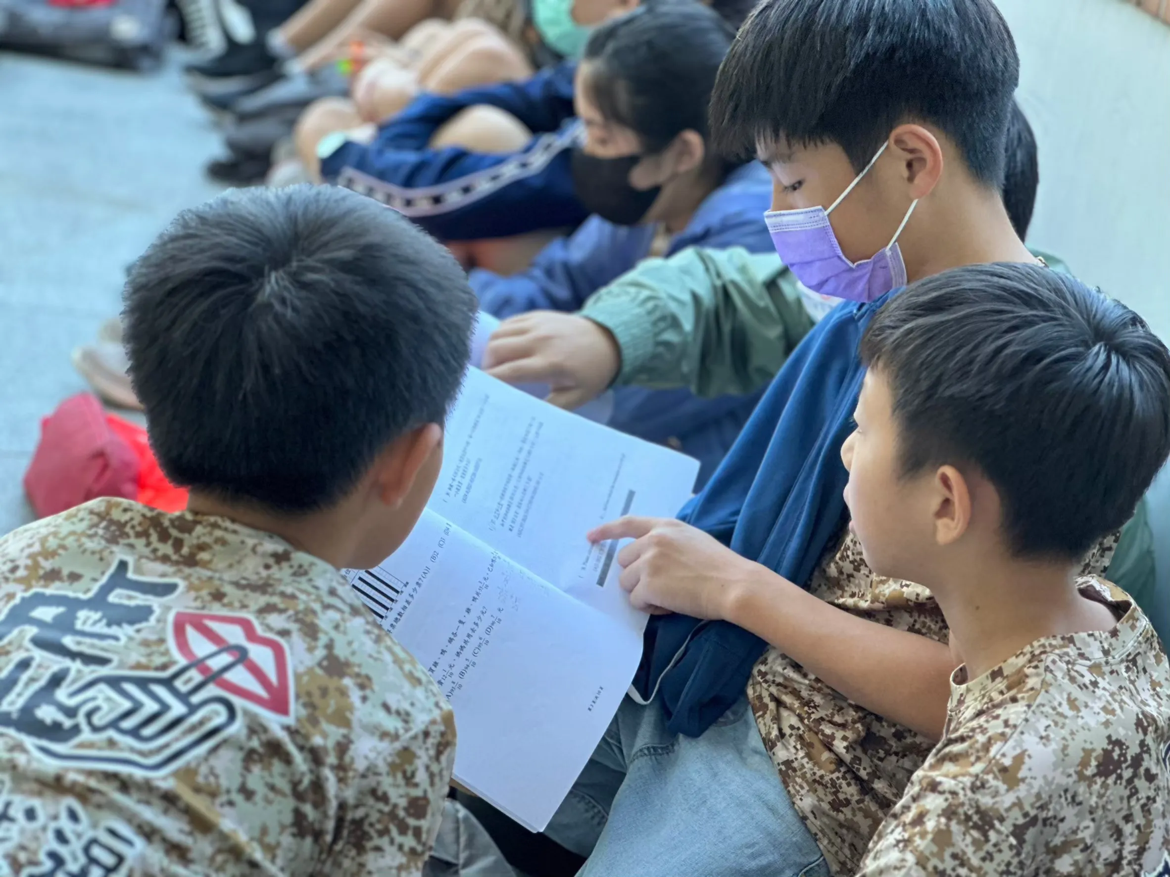 學生們彼此互相討論 學生們彼此互相討論